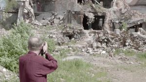 "Yksityistämisen aikaan huijarit ostivat koko vanhankaupungin. Se ei mennytkään kaupaksi, ja sitten keksittiin hakea rahaa rakennusten purkamiseen. Lain mukaan monumentteja ei saa tuhota, mutta hävitys vain jatkuu." Toimittaja Andrei Kolomoiski yrittää pelastaa vanhaa Viipuria Andrei Kolomoiski kuvaa raunioitunutta taloa dokumentissa Viipuri 360