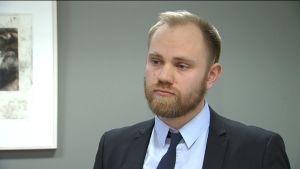 Aki Eriksson sköter fallen som gäller arbetsplatsdiskriminering vid Regionförvaltningsverket. Porträtt på Aki Eriksson, jurist på Regionförvaltningsverket i Södra Finland