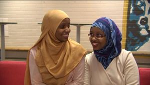 Gymnasieeleverna Nasteho Ali och Khadro Farah kan inte heller tänka sig att jobba utan sin huvudduk. Bägge drömmer om att bli läkare. Vännerna Nasteho Ali och Khadro Farah bär bägge huvudduk.