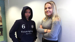 Hugos Hongisto och Nea Lindell går i årskurs 7 i Storängens skola. De gissar att de flesta kläder tillverkas i Kina. Hugo Hongisto till vänster med skolkompisen Nea Lindell.