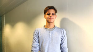 Thomas Segercrantz går också i nian i Storängens skola. Han har en farmor som för gamla kläder till flyktingläger. Thomas Segercrantz går i årskurs 9 i Storängens skola.