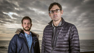 Louis Theroux tapaa alkoholismista kärsiviä potilaita Kings Collegen sairaalassa. Dokumentaristi Louis Theroux (oik.) ja Kings Collegen sairaalassa alkoholismista toipuva potilas.
