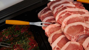 Griskotletter och marinerade filéer av nöt. Rött kött.