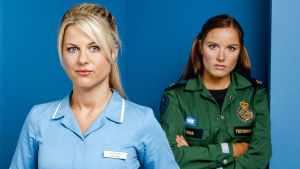 Casualtyssa tavataan mm. sairaanhoitaja Ellen Zitek (Georgina Bouzova, vas.) ja ensihoitaja Nina Farr (Rebekah Gibb) Casualty-sarjan hahmot Ellen (Georgina Bouzova) ja Nina (Rebekah Gibb).