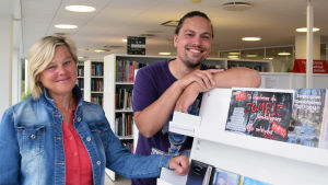 Regina Ekblom har gjort upp kursprogrammet i år. Benjamin Lundin håller i trådarna för den nya zombiekursen. Regina Ekblom och Benjamin Lundin står vid en hylla med cd-skivor. På en hylla står en affisch där det står "Så överlever du zombieapokalypsen".