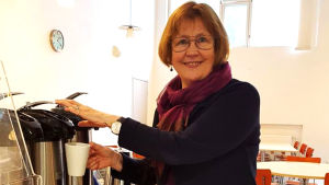 Ulla Granfors, rektor vid Vasa övningsskolas gymnasium, lärde sig att betala räkningar i praktiken, inte i skolan. Ulla Granfors lärde sig att betala räkningar i praktiken, inte i skolan.