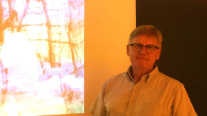 Hans-Olof Lithén, biologi och geografilärare, säger att följderna av klimatförändringen kan bli ganska radikala fast vi inte exakt vet vilka effekterna är. Hans Olof Lithen framför en skärm.