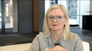 Marianna Manninen har varit med och dragit upp riktilinjerna för matfostran i läroplanen. Kvinna sitter i soffa