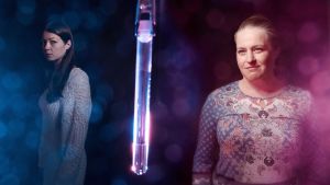 Radioteatteri esittää: Rakastan sinua jo nyt. Kuvassa Daria (Niina Koponen) ja Mary (Marjaana Kuusniemi) Radioteatteri esittää: Rakastan sinua jo nyt. Kuvassa Daria (Niina Koponen) ja Mary (Marjaana Kuusniemi).