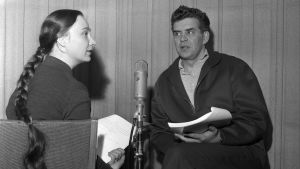 Radioteatterin valiouusinta vuodelta 1964: Herra Oblomov. Kuvassa näyttelijät Iiris-Lilja Lassila ja Tarmo Manni Herra Oblomov. Radioteatterin valiouusinta v. 1964. Kuvassa näyttelijä Tarmo Manni