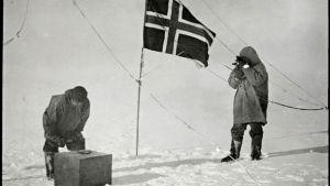 Roald Amundsen och Helmer Hanssen vid Sydpolen 1911. Roald Amundsen och Helmer Hanssen vid Sydpolen 1911.