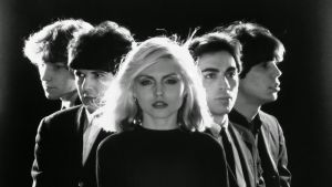 Blondie år 1977: Gary Valentine, Clem Burke, Debbie Harry, Chris Stein och Jimmy Destri. Gruppen Blondie.