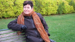 Professor emerita Kevät Nousiainen Professor Kevät Nousiainen, med mörkt kort hår och en mörk jacka, sitter på en parkbänk