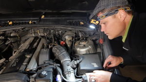 toimittaja Tuomas Kiukas asentaa etanolimuuntosarjaa autoonsa