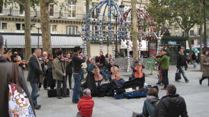 Place Colette Pariisissa. Jousiorkesteri soittaa Pariisissa, Palais Royalin metroaseman aukiolla.