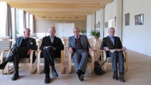 Kuvassa Viipurin kirjaston suojelua eri tavoin edistäneet Hans Dahlborg, Kristian Gullichsen, Casimir Ehrnroth ja Eric Adlercreutz. Taustalla luentosalin maineikas puinen aaltoileva katto, joka tehtiin vuosina 2006 2010 arkkitehti Tapani Mustosen johdolla kokonaan uudestaan Aallon alkuperäisten piirustusten mukaan. Viipuirin kirjaston ystävät