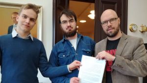 Jonatan Wikström och Pontus Westmalm från ÅSS överräcker namninsamlingen för gratis preventivmedel i Vasa åt Vasas stadsstyrelseordförande Kim Berg. Jonatan Wikström och Pontus Westmalm från ÅSS överräcker namninsamlingen för gratis preventivmedel i Vasa åt Vasas stadsstyrelseordförande Kim Berg.