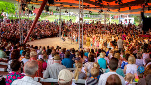 Kaustisen festivaalien Mukulamatinea, lavalla 350 lasta opettajineen. Kaustisen festivaalien Mukulamatinea, lavalla 350 lasta opettajineen.