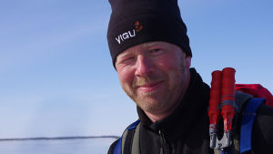 Vildmarksföretagaren Benjamin Donner under en långfärdsskridskotur. Benjamin Donner ute på tur med långfärdsskridskorna.