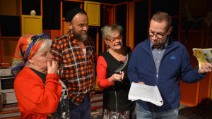 Juthbacka teater bjuder på Finska hästen i höst.. Två kvinnliga och en manlig skådespelare diskuterar pjäsen Finska hästen med en manlig regissör.