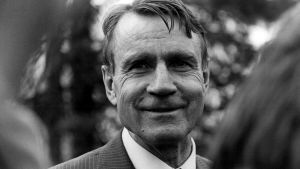 Mauno Koivisto käy selostamassa presidentti Urho Kekkoselle hallituksen muodostamisen neuvottelutilannetta 18. toukokuuta 1979.