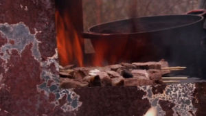 Spett med högrev på grillen Högrev grillas på utegrill av metallskrot