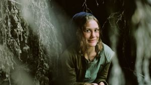 Vilpitön Roosa. Äiti: "Luulen, että Roosa on ollut aina se anteeksipyytävä osapuoli. Vilma oli nuorena määräävämpi ja yritti hallita siskoa. Roosa joutui siinä luovimaan. Vilmaa tuli kovisteltua siitä, että pitää ottaa siskoakin huomioon. Ja Roosan pitäisi oppia enemmän havaitsemaan ylipäätään ihmisiltä positiivistä. Koska tulee paljon hyviä asioita, joita Roosa ei ihan uskalla ottaa vastaan. Hänellä on ehkä vähän vielä huono itsetunto, joka pistää hanttiin, että ei ne ihmiset voi oikeasti ajatella noin. Roosan pitäisi oikeasti luottaa siihen, mitä Vilma sanoo. Ottaa siitä kiitoksesta kaikki irti."