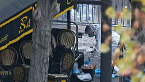 Brottsutredare utanför konsertsalen Bataclan, där ett nittiotal människor miste livet.