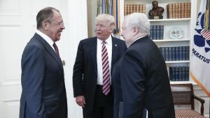 Sergej Lavrov, Donald Trump och Sergej Kisljak i Vita huset den 15 maj 2017. Rysslands utrikesminister Sergej Lavrov, USA:s president Donald Trump och Rysslands USA-ambassadör Sergej Kisljak i Vita huset 15.5.2017.