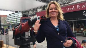 Cristina Andersson på Airo Island tror på ljusa tider för robottekniken Cristina Andersson får en kram av roboten Baxter.