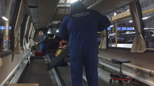 Bussarna kan utrustas med nästan vad som helst då de görs för hand på fabriken i Lundo. Bussar tillverkas och panel monteras fast på en buss vid Carrus Deltas bussfabrik i Lundo.