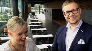 Pianisti Niklas Pokki Riikan vlogissa.