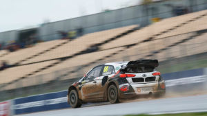 Niclas Grönholm säger att den nya bilen är lättare att köra än den han körde med i fjol. En rallycrossbil åker i hög fart på banan.