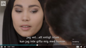 På Arenan hittar du de olika textningsspråken under symbolen TXT nere till höger på bildrutan. En skärmdump från Yle Arenan där man kan se knappen TXT via vilken man kan välja textningsspråk.