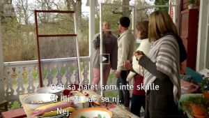 Programtextning där allt som pratas i ett program på svenska också skrivs ut på svenska i rutan görs i första hand med tanke på dem som har nedsatt hörsel, men fungerar utmärkt också då man kanske inte kan ha ljudet på i mottagaren. Tv-serien Strömsö textas också på Yle Arenan.