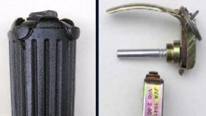 Så här såg Kalles splitterhandgranat ut. Till vänster granatens stomme. Överst till höger tändröret med handtaget, skeden. Då handtaget lossnar avfyras granaten. Bilden nedan visar sprinten som dras ut för att osäkra granaten. En stomme av en handgranat. en handgranats handtag. Sprinten som säkrart handtaget och granaten.