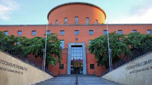 Stockholms stadsbibliotek är ritat av arkitekten Gunnar Asplund. Entrén till Stockholms stadsbibliotek.