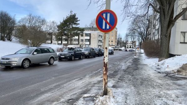 Tämä liikennemerkki aiheuttaa jatkuvasti päänvaivaa – testaa, osaatko  todella pysäköidä oikein | Yle Uutiset