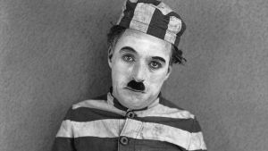 Kahlekarkuri Charles Chaplin vuonna 1917. Charles Chaplin elokuvassa Kahlekarkuri (The Adventurer, 1917)