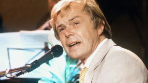 Lasse Mårtenson sjunger i mikrofon