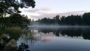 Juhannus sijoittuu kesäpäiväntasauksen aikaan ja siksi yöt ovat valoisia. Järvi kesäyönä, sumua järven pinnalla