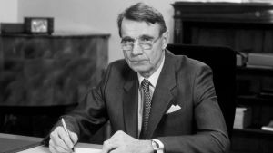 President Mauno Koivisto President Mauno Koivisto sitter vid ett bord och undertecknar ett papper.