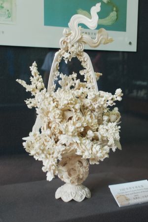 Konstverk tillverkat av elfenben. Den här blombuketten skapades av elfenben år 2001. Elfenbenssnideri har urgamla anor i Kina, och konstformen värderas högt.