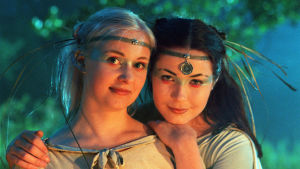Haltijat Ulla (Elina Aalto) ja Maaret (Pinja Hahtola). Haltijat Ulla (Elina Aalto) ja Maaret (Pinja Hahtola).