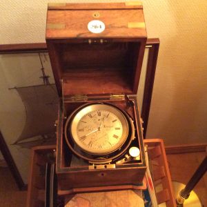 Kronometri juontuu 1700-luvulle. Tämä esine on vuodelta 1840, valmistanut Drielsma, Liverpool, hankittu Turusta. Kronometri juontuu 1700-luvulle. Tämä esine on vuodelta 1840, valmistanut Drielsma, Liverpool, hankittu Turusta.