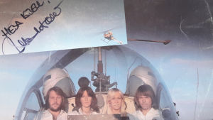 Dancing queen fanns på albumet Arrival som många anser att är Abbas bästa skiva. Här med dedikation av teknikern Michel B. Tretow. Abba på konvolutet till albumet Arrival med dedikation av deras hovtekniker Michael B. Tretow