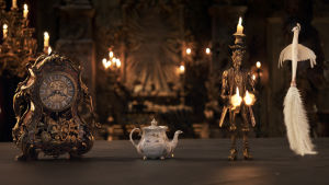 De magiska föremålen klockan Cogsworth, tekannan Mrs. Potts, kandelabern Lumière och dammvippan Plumette Den förtrollade klockan, tekannan, ljusstaken och dammvippan i Skönheten och odjuret.