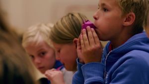 Hajboredaktionen gör gärna skolbesök. Här tillverkar några elever Hajbomaskotar av papper. hajbofabriken