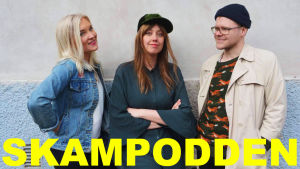 Vi som kommer att diskutera, analysera och älska Skam tillsammans med er är Frida Holmberg, Mia Haglund och Veikka Lahtinen. Frida Holmberg, Mia Haglund och Veikka Lahtinen som gör Skam-podden