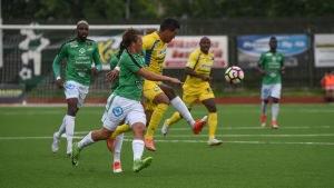 Två av matchens synligaste spelare, EIF:s Zacharias Ekström och AC Oulus Alberto Alvarado Morin, då vädret ännu var bra. EIF:S Zacharias EKström och AC Oulus Alberto Alvarado Morin fajtas om bollen.